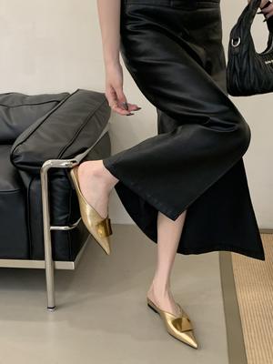 2025 лето новые шлепанцы женские носят модные европейский и американский стиль металлическая пряжка острый носок плоская подошва сумка голова полушлепанцы женские