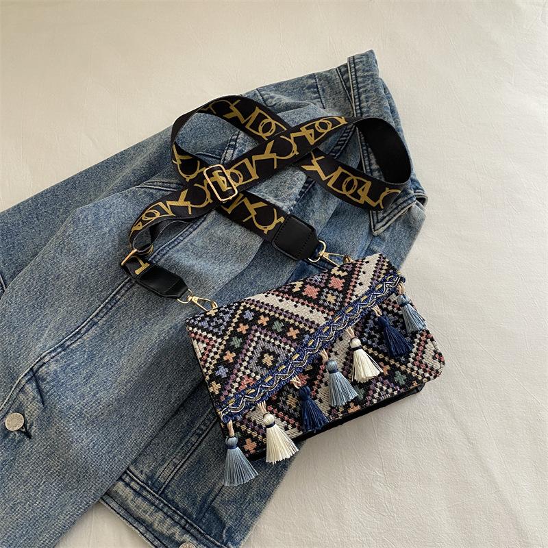Высококачественная маленькая квадратная сумка в этническом стиле с бахромой, осенний отпускной стиль, универсальная сумка-мессенджер с широким плечевым ремнем на одно плечо