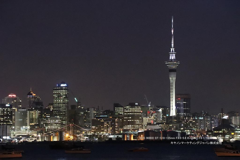 Canon Цифровая зеркальная камера EOS 9000D с комплектом объектива IS USM EF-S 18-135 мм f/3.5-5.6 (EOS9000D-18135ISUSMLK)