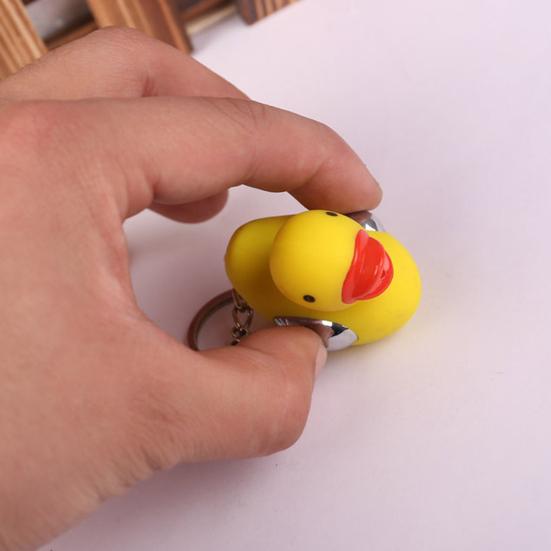 Брелок-утка со светодиодной подсветкой для розыгрышей, забавный гаджет, новинка, электрический брелок, портативная игрушка-шутка, отличный подарок для друзей и коллег