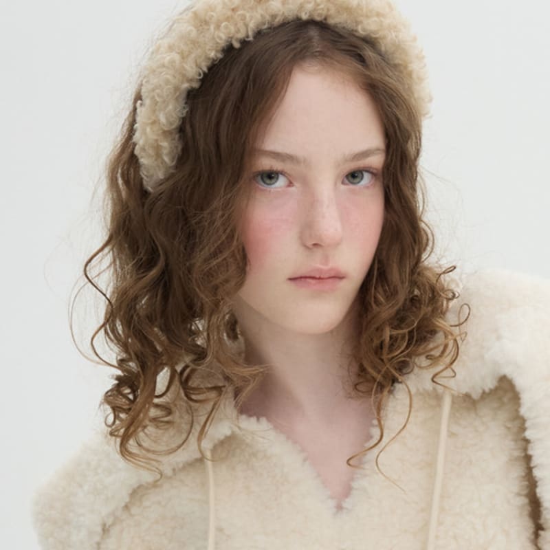 Коричневая шляпа с пушистым помпоном