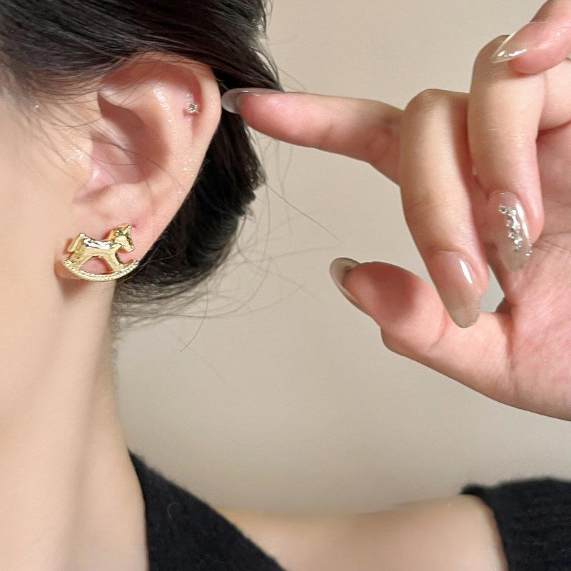 Серьги-подвески из золота 18 карат со знаком Зодиака Лошадь - Изысканные, Универсальные и Роскошные Аксессуары