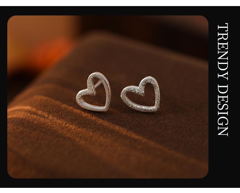 Серьги Banyan Tree S925 из матового серебра в форме сердечка — простой корейский стиль для повседневного ношения.