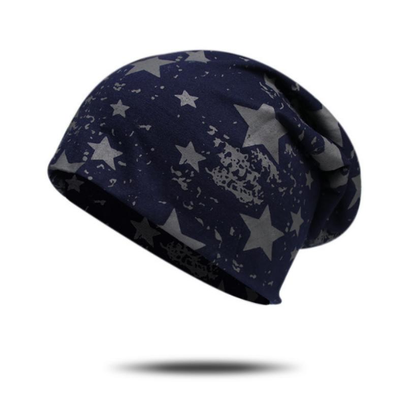 Стильная трикотажная шапка осень - зима с принтом