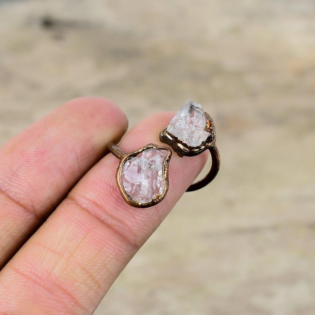 Грубое кольцо с белым топазом Медное кольцо гальванопластики Регулируемое кольцо Драгоценный камень Кольцо ручной работы Ювелирные изделия гальванопластики Подарок для ее обручальных колец