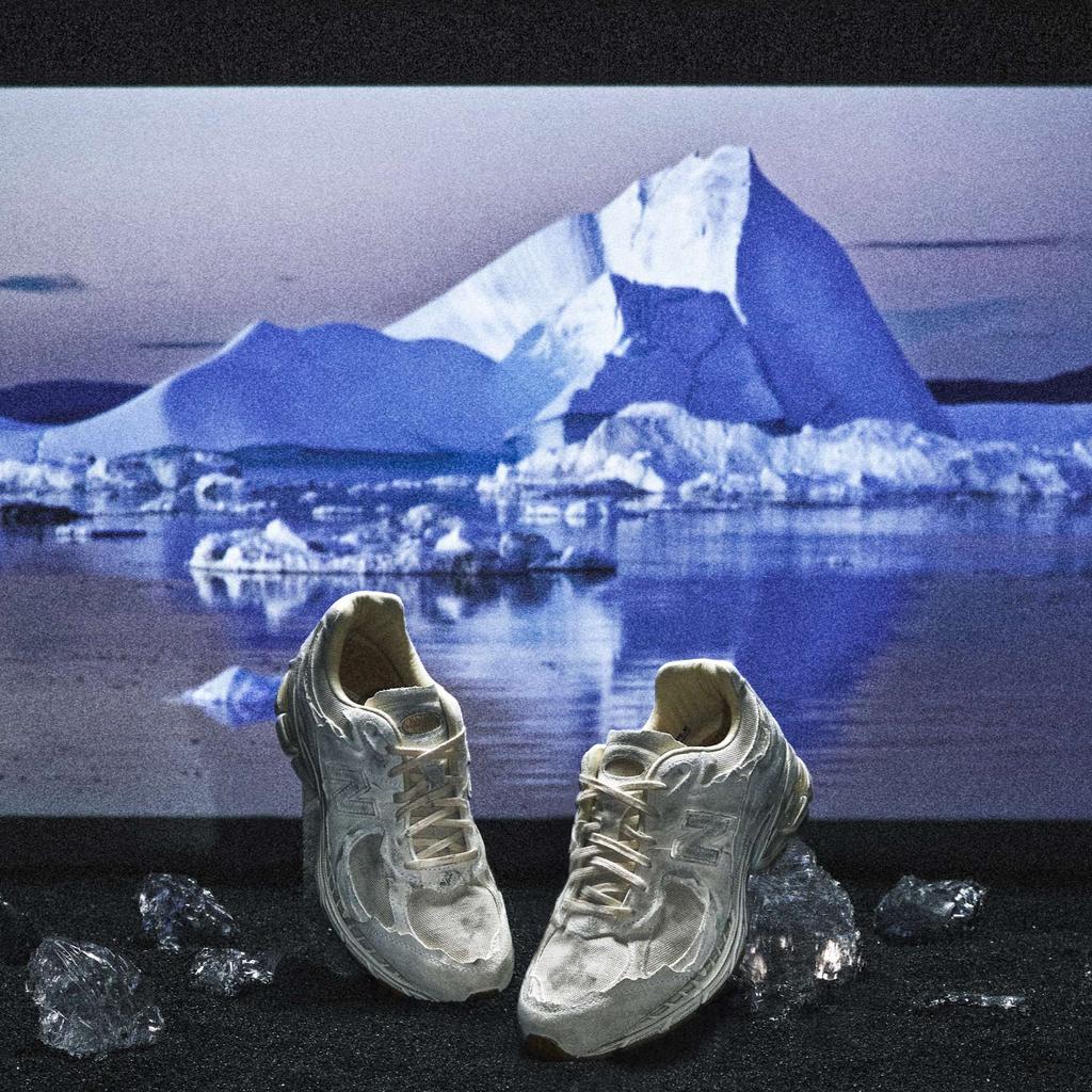 New Balance 2002R Protection Pack - Distressed Unisex Sneakers White Sea-Salt Vintage-Orange M2002RDG