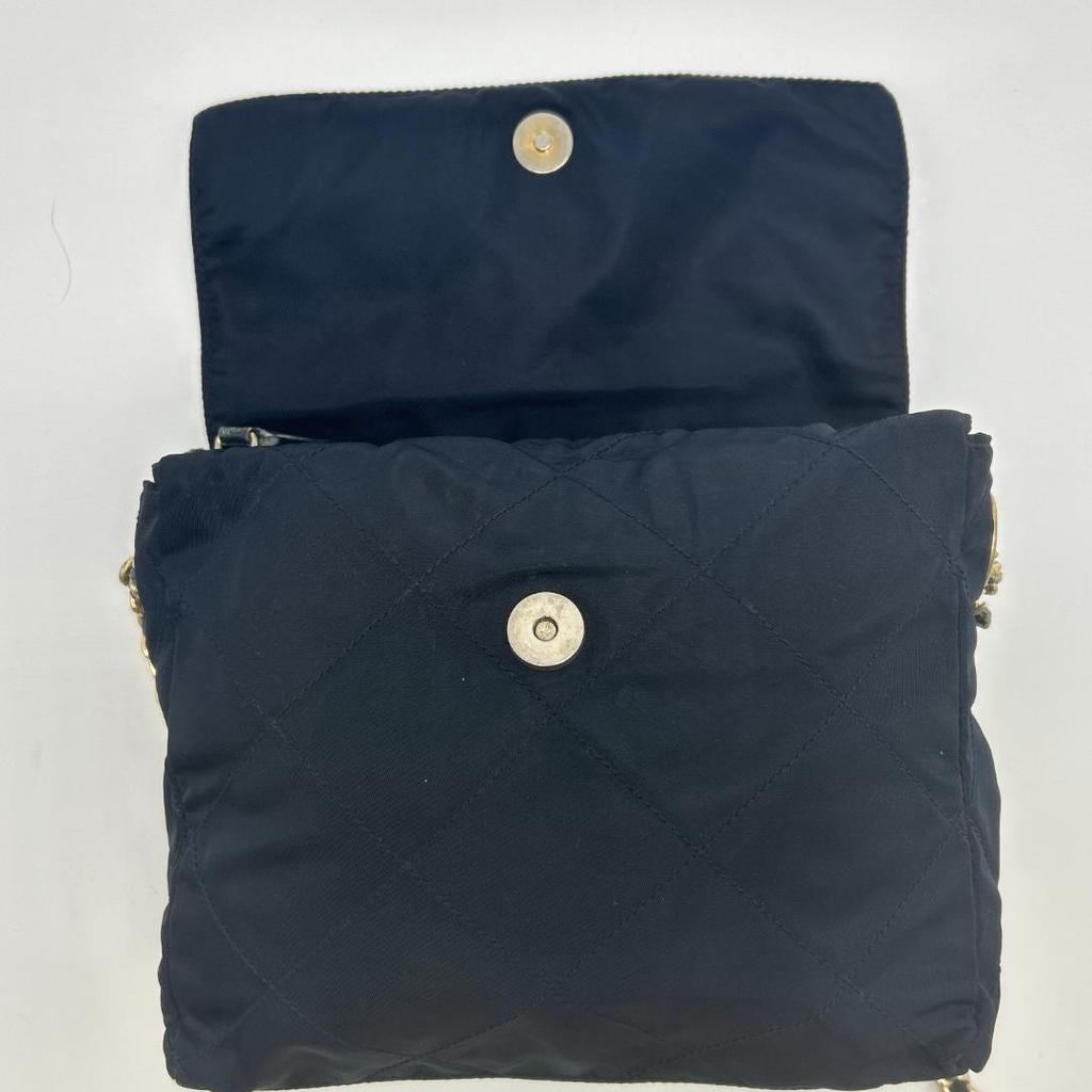 Prada Сумка на плечо Сумка-тоут На одном плечевом ремне Ткань Нейлон Стеганая Золотая цепь Треугольная металлическая пластина с логотипом Белая бирка