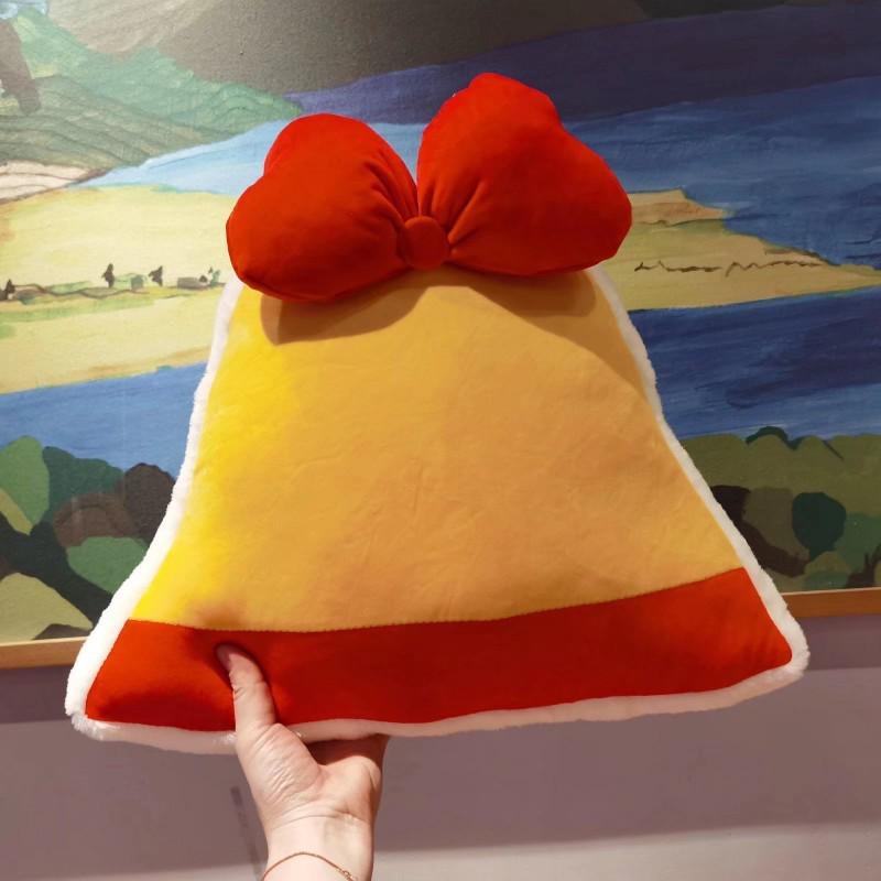 Рождественское праздничное украшение: Плюшевое дерево, Яблочный венок мира и Декоративная подушка в виде пряничного человечка.