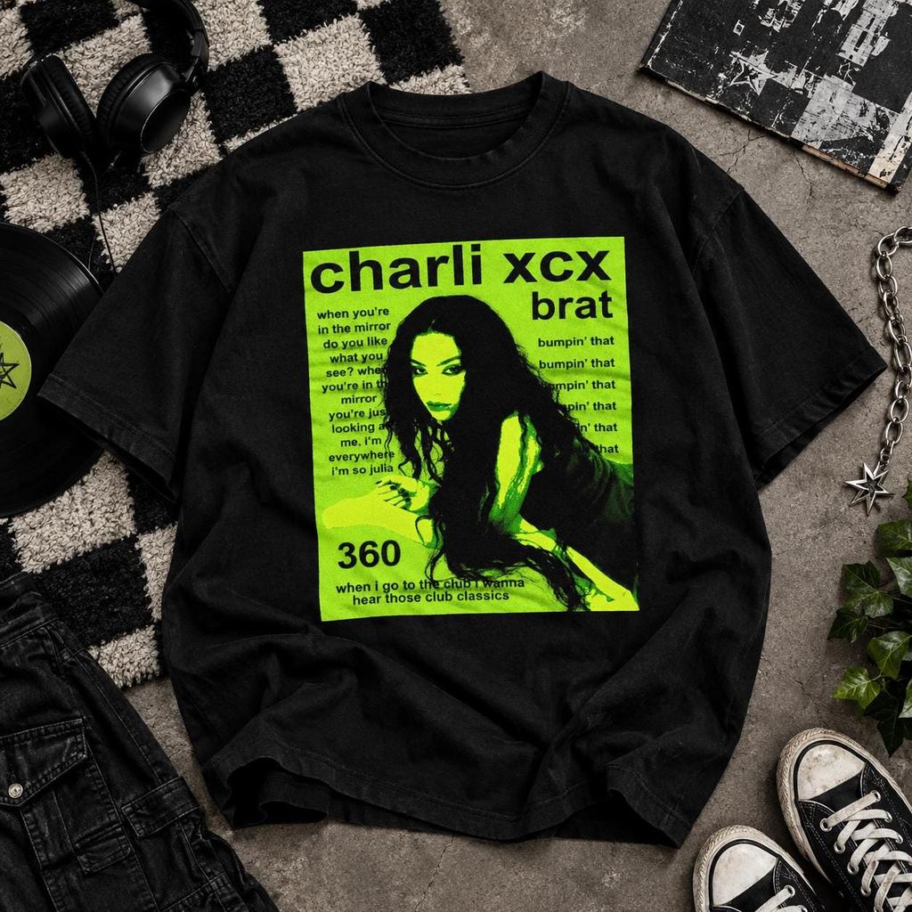 Футболка с постером Charli XCX Brat | Неоново-зеленая футболка с фото-принтом