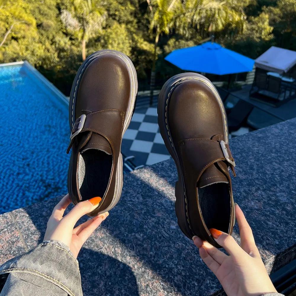 Туфли-лоферы на платформе с пряжкой, женская обувь, новые универсальные туфли из маленькой кожи в британском стиле, женские туфли на платформе с металлической застежкой-ремнем