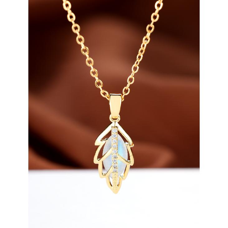 Gold Hollow Leaf Necklace for Women Light luxury leaf zircon pendant, a niche and sophisticated clavicle chain