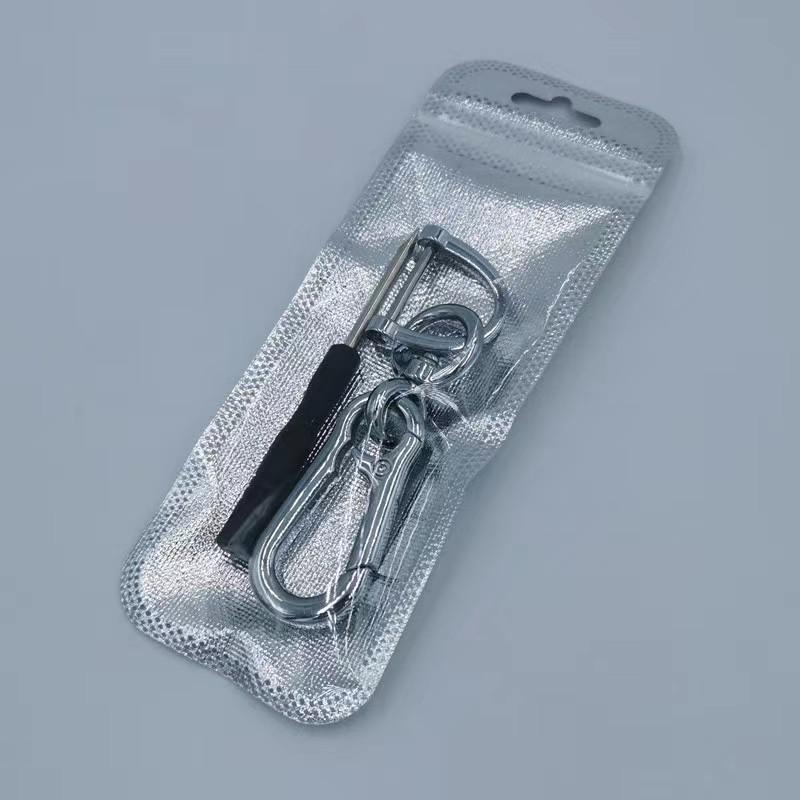 Брелок для ключей автомобиля в виде восьмерки с подковообразной пряжкой, табличка с номером против потери, плетеная веревка и круглый кулон