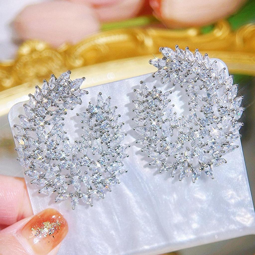 Серьги CMM Chic серебристо-золотистого оттенка с изысканной оправой из листовидного циркония — незаменимый аксессуар для ценителей моды для женщин