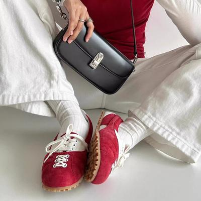 У Сун Цзуэр такие же новые летние туфли-лодочки с мелким вырезом 2025 года, красные сверхлегкие мягкие балетки на тонкой подошве, немецкая тренировка