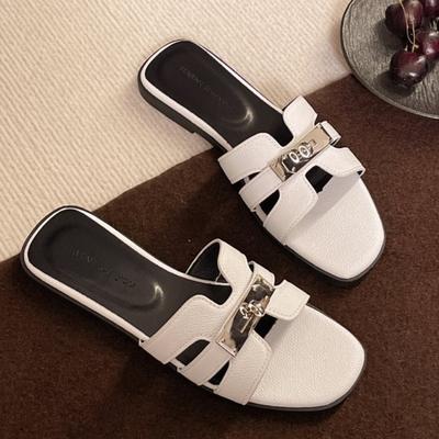 Серебристые сандалии с золотой пряжкой для женщин, ретро шлепанцы с открытым носком на плоской подошве, идеально подходят для летней прогулки и пляжа