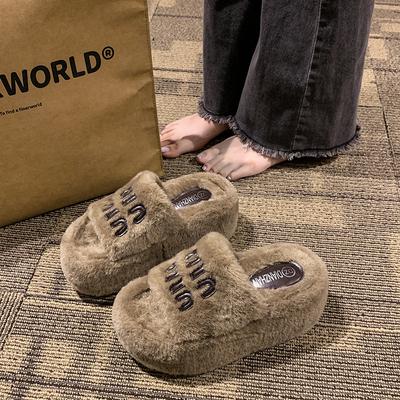 Пушистые тапочки на толстой подошве для женской уличной обуви 2025 новая осень-зима 8 см повседневная модная плюшевая буква увеличивающие рост хлопковые тапочки