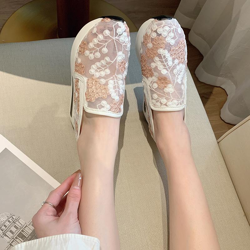 Женская обувь, сетчатые кроссовки с цветочной вышивкой для женщин, повседневные удобные женские туфли без шнуровки на высоком каблуке