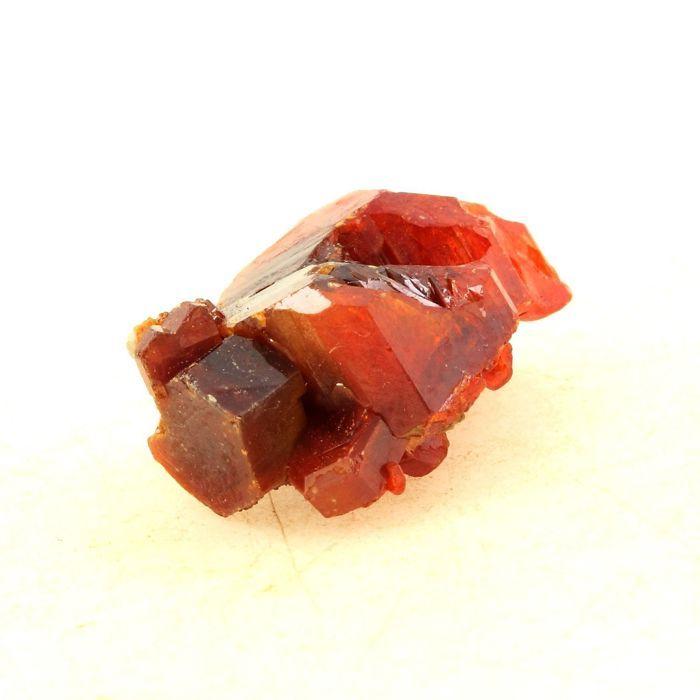 Pierres et Minéraux. Vanadinite. 50.0 ct. Mibladen Mining District, Midelt, Maroc.