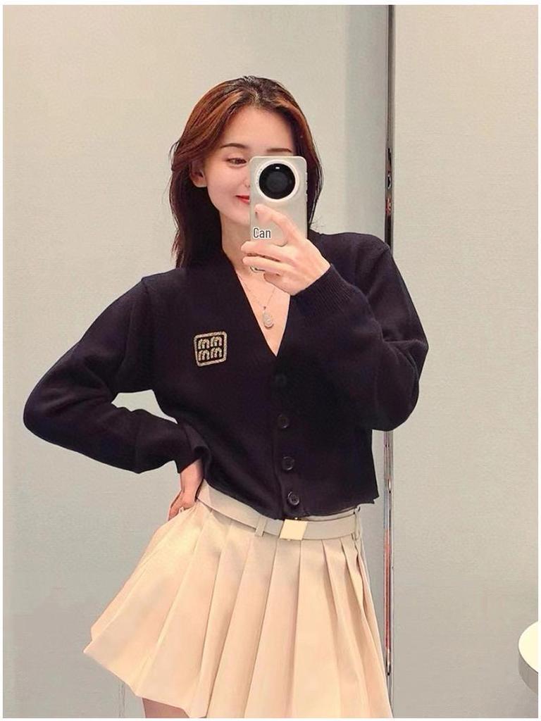 Пальто из темно-синей шерсти Nanyou - Серия Miu: Вышитый кардиган с V-образным вырезом, вязаный топ для женщин, весенняя коллекция