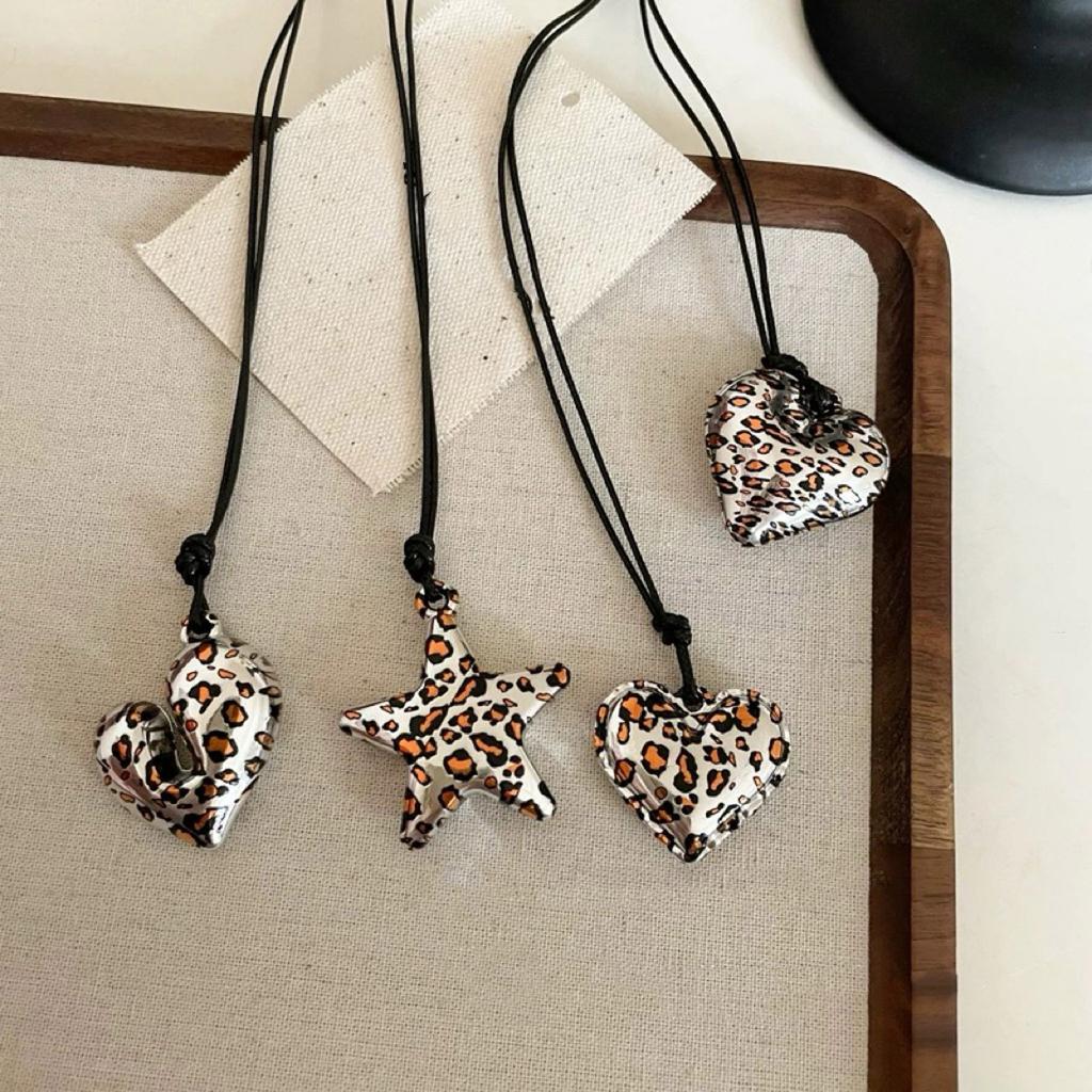 Stylish Long Leopard Pattern Necklace with Love Heart Pendant Jewelry Accessory for Women Men Silver Jewelry Use