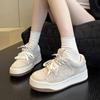 Маленькие белые туфли универсальные модные повседневные спортивные туфли 2025 весна новая увеличивающая рост ретро Dexun обувь на толстой подошве женская