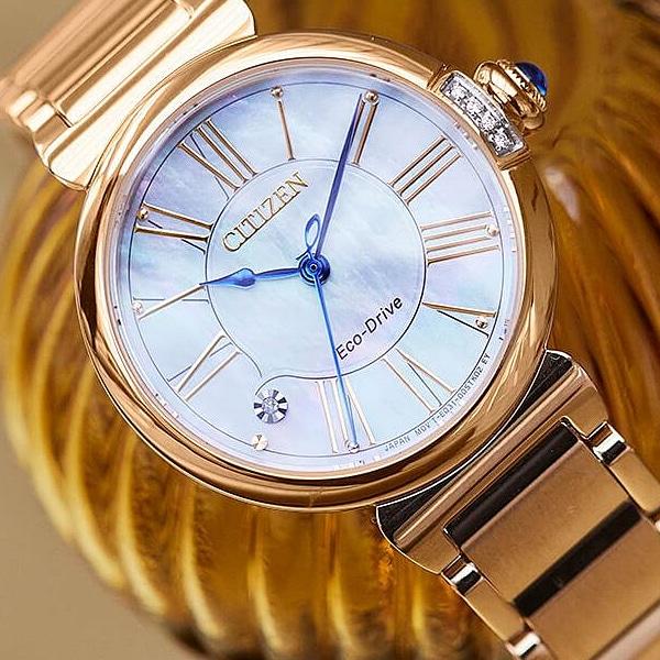 Citizen Женские EM1063-89D ( Часы L CITIZEN L Round Collection Eco-Drive) Круглые часы золотые аналоговые