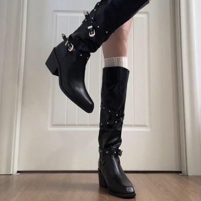 Женские ботфорты на массивном каблуке с заклепками и пряжкой, с острым носком, в ковбойском стиле