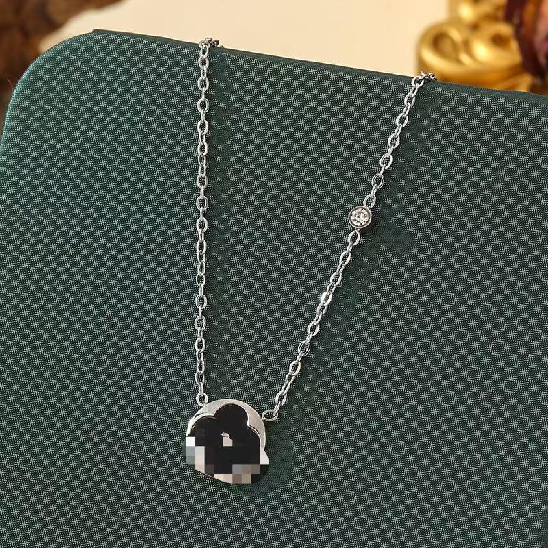 Браслет из титана с покрытием из 18-каратного золота 'Четырехлистный клевер' - Универсальный, не выцветающий, модный аксессуар класса люкс с перламутровыми акцентами