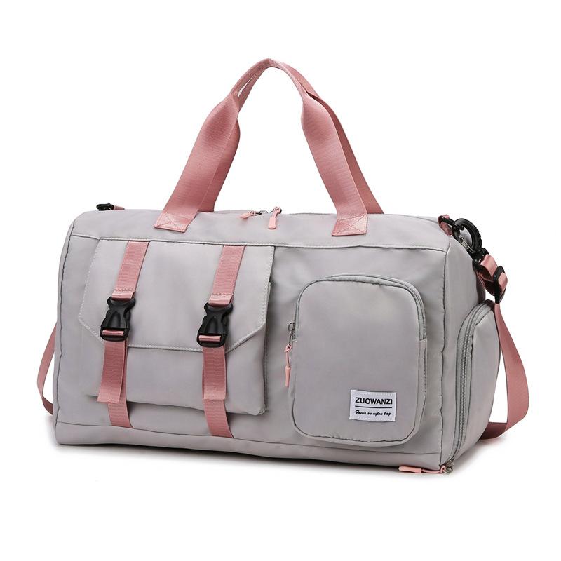 Дорожные сумки большой вместимости можно установить на выдвижную ручку, фитнес-сумки, отделения для обуви, дорожные сумки для посадки в самолет, водонепроницаемые сумки