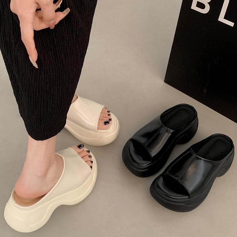 Модные универсальные интернет-знаменитости белые тапочки с утолщенной подошвой с одним символом женская летняя одежда 2025 года новые супер огненные сандалии