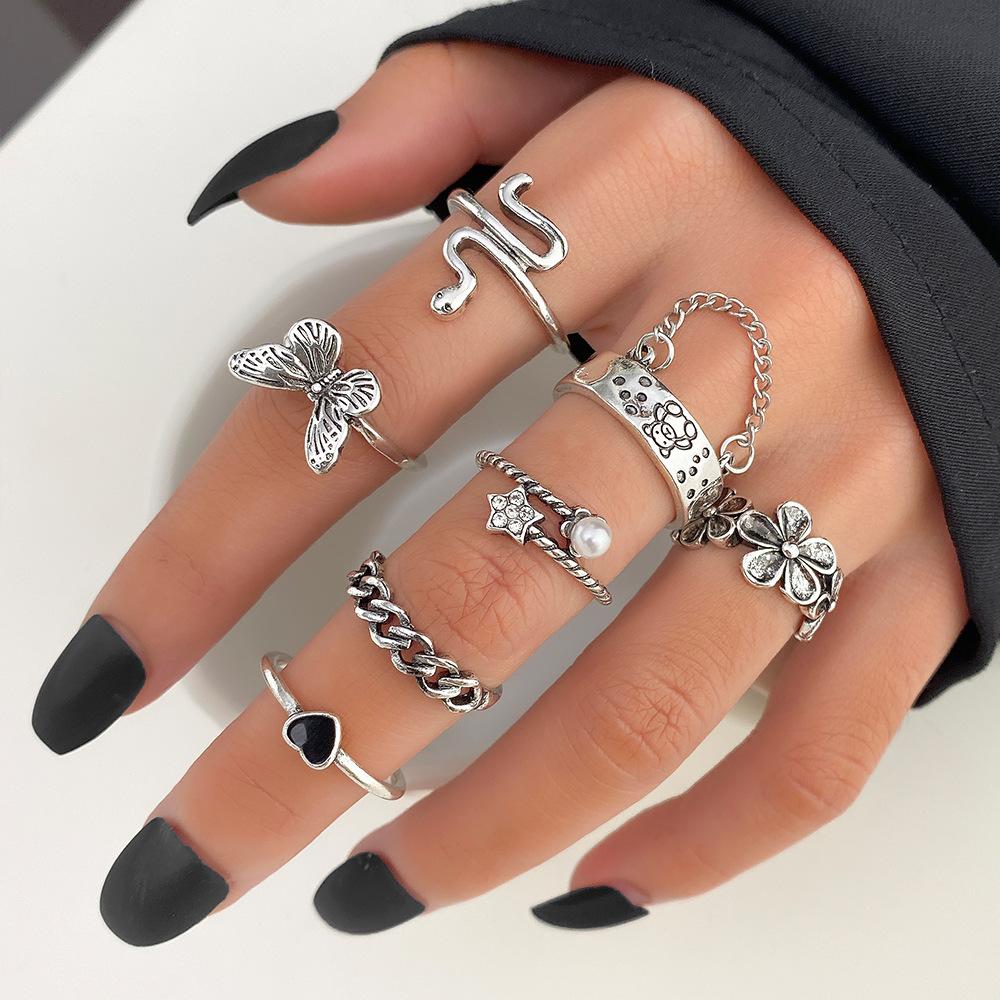 European and American-style fashion jewelry, suitable for work, with a light luxury aesthetic: butterfly chain, black resin ring, unique design,