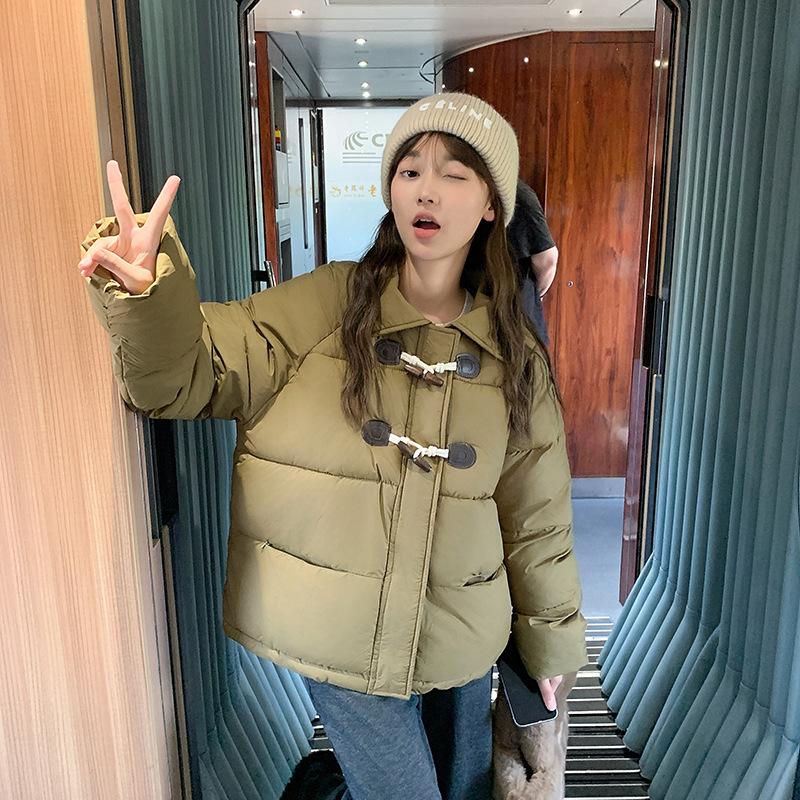 Короткая женская куртка-пуховик с капюшоном и свободным кроем, зимнее пальто