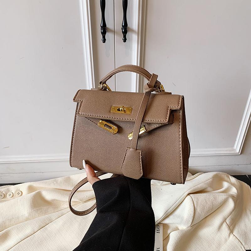 Модная ретро нишевая маленькая квадратная сумка 2025 новая повседневная универсальная женская сумка через плечо изысканная супер огненная сумочка