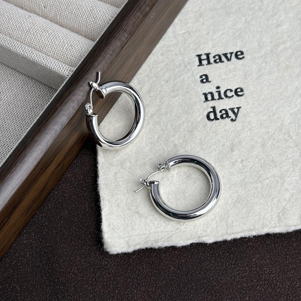 Simple and fashionable high-end plain ring earrings, niche design light luxury earrings, Hong Kong style circle commuter temperament earrings