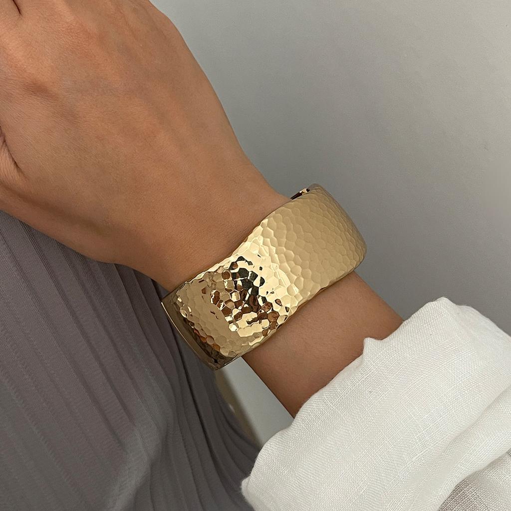 Jewelry 2025 New Alloy Bracelet Women's High Color Retention Electroplating Hammer Pattern Bracelet