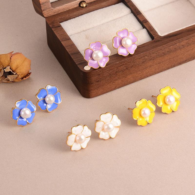Natural pearl flower earrings are simple, small, fresh and high-end multi-color studs, versatile and high-end temperament earrings, women