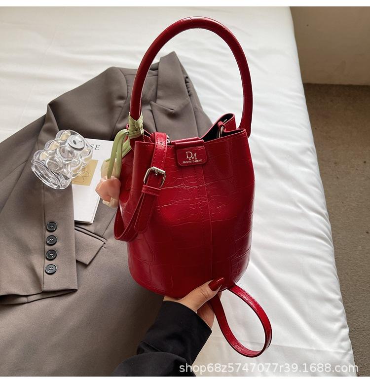 Korean Version of Fashion Retro Mother-in-law Bucket Bag Women's 2025 New Trendy Commuter One-shoulder Crossbody Bag Super Hot Hand-held Bag
