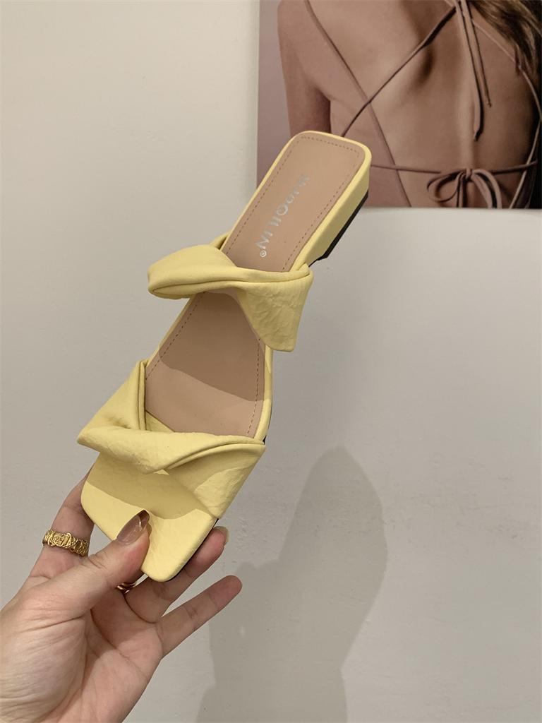 Лето 2025 Женские сандалии с квадратным носком на плоской резиновой подошве, простой дизайн, пляжные шлепанцы для взрослых дам, однотонные туфли-слипоны