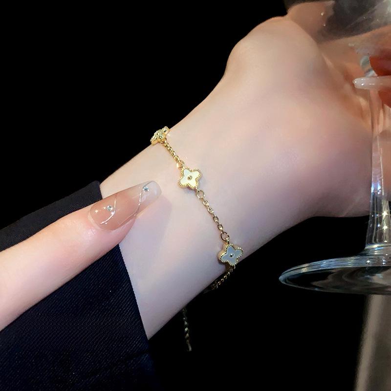 Золотой гальванизированный браслет с четырьмя лепестками цветов - легкие, роскошные, милые, высококачественные украшения для рук для женщин