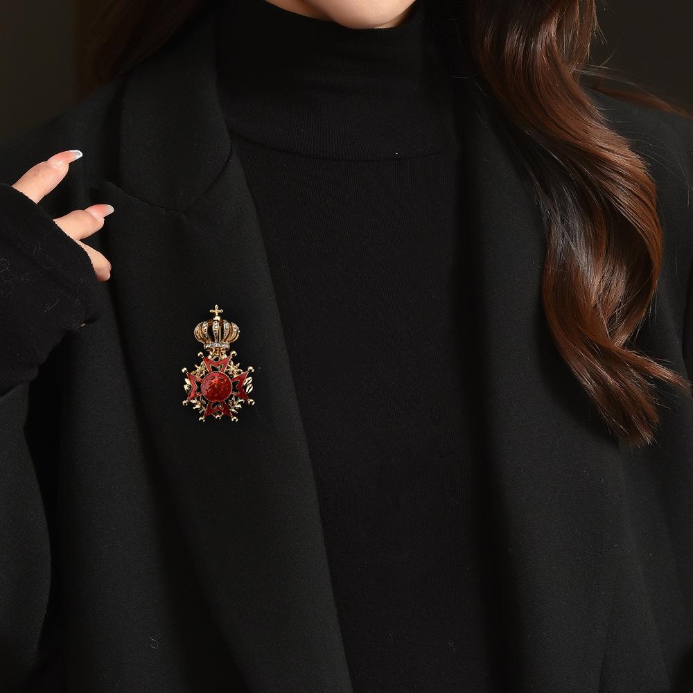 Цена от производителя Стразы Корона Медаль Брошь Нейтральный дизайн Повседневная одежда для вечеринок Аксессуары