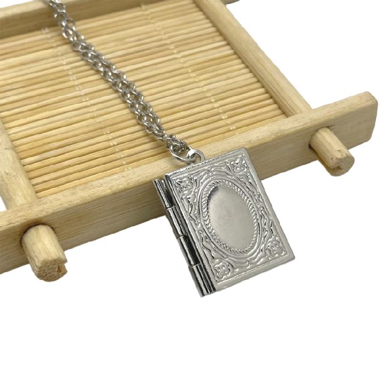 Изысканный кулон-медальон для фото с тонкой детализацией. Стильный аксессуар-держатель для фото для стильной повседневной носки.