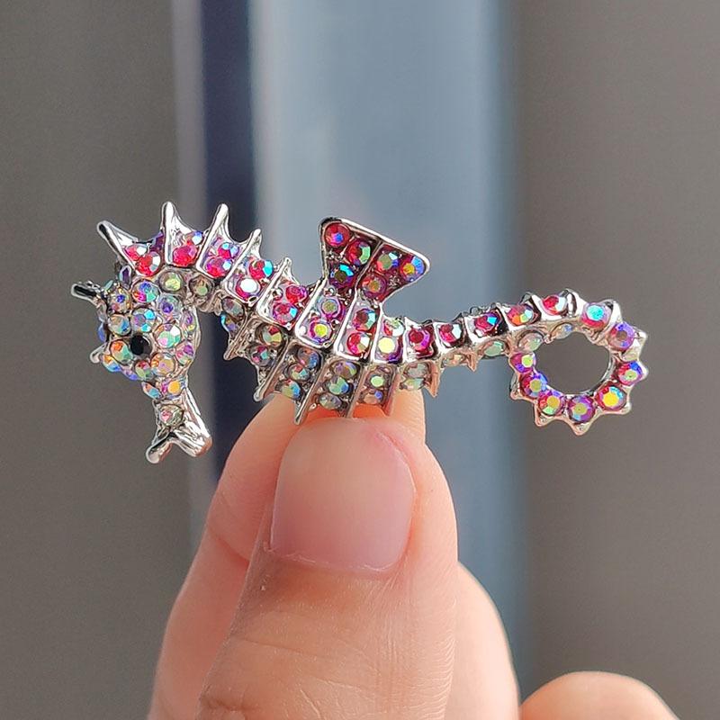 Новый мультяшный корсаж, брошь в виде морского конька со стразами для мужчин и женщин, булавки, персонализированная одежда