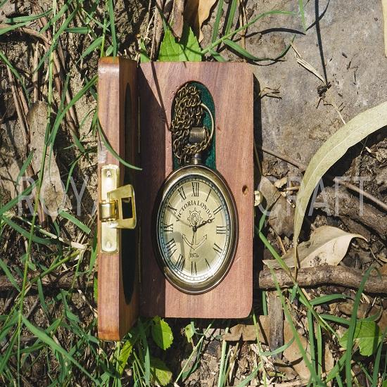 Винтажные латунные карманные часы Victoria London 1876 с цепочкой и батарейкой в ​​стиле стимпанк в деревянной коробке