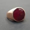 Кольцо-украшение из необработанного красного рубина огранки «роза» с покрытием из розового золота и серебра 925 пробы
