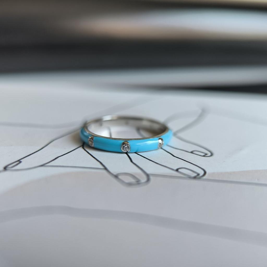 Серебряное кольцо с емаллю, фианитами, вес изделия 1,91 гр (60002256)