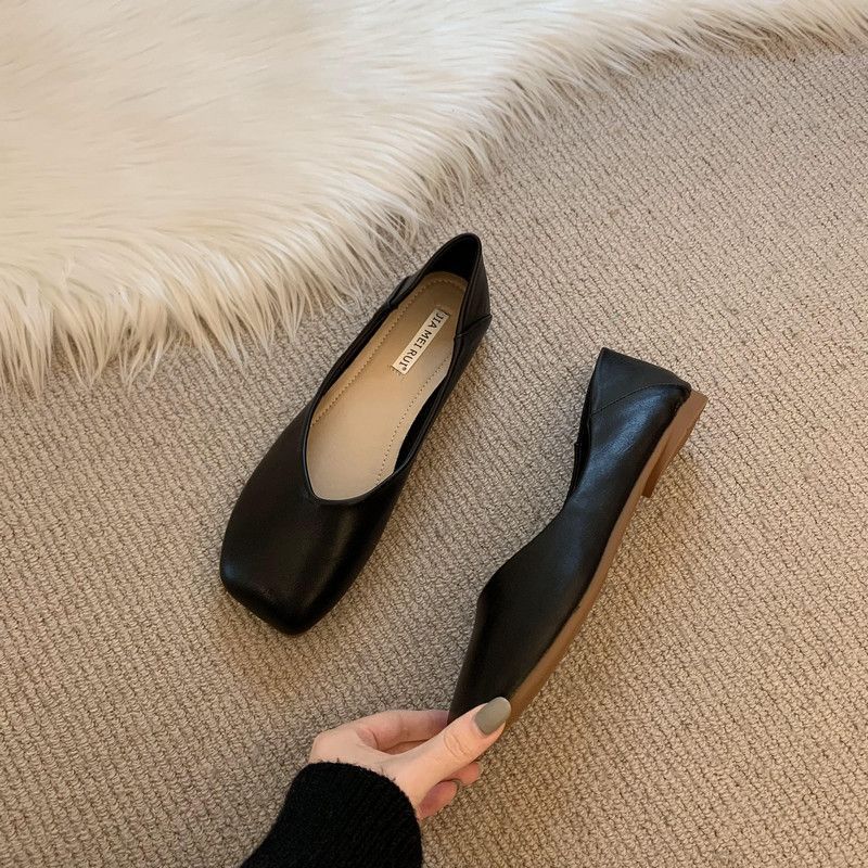 Retro square head grandma shoes women's flat autumn and winter new Doudou shoes soft leather shallow mouth single shoes comfortable and not tired