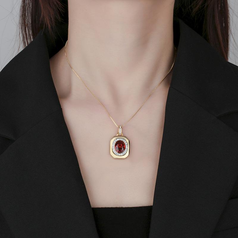 Осенне-зимние украшения Имитация корунда Золото Ретро Квадратный Дизайн Бренда Подвеска Ожерелье Главный Камень 10 * 12