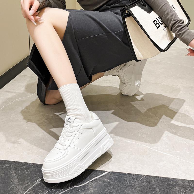 Маленькие белые туфли на толстой подошве «Бисквит», женские кожаные универсальные весенние новые повседневные дышащие кроссовки на высоком каблуке, женская обувь