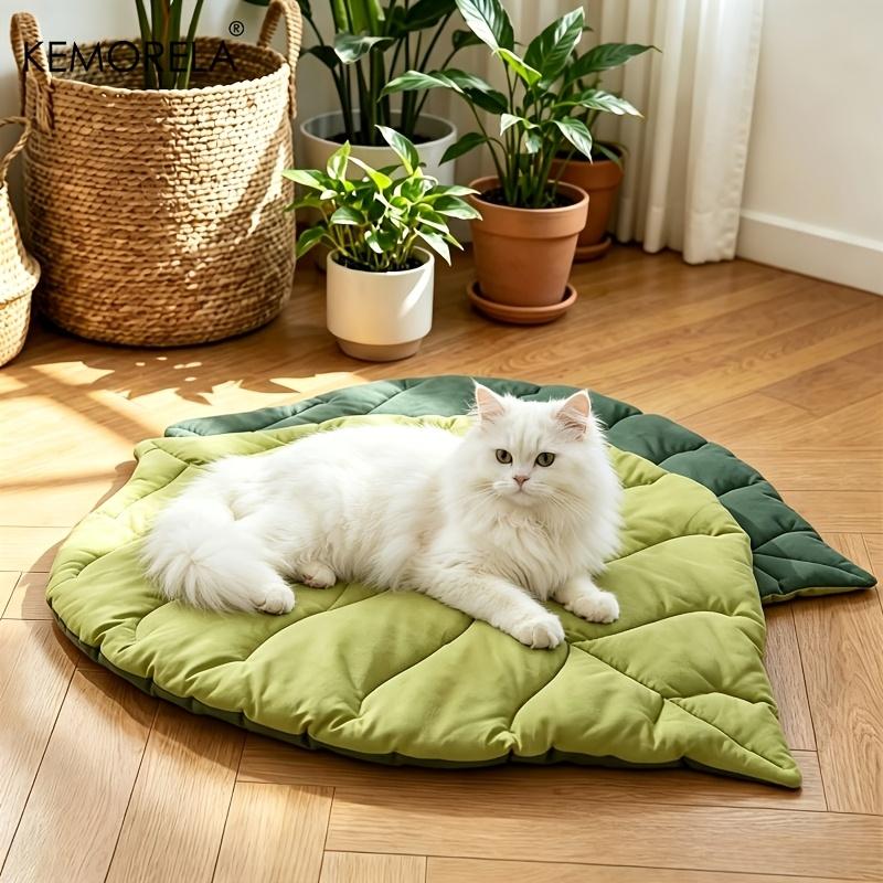 Reversible Leaf-Shaped Cat Bed Mat Soft Plush Pet Sleeping Mat for All Seasons Machine Washable Suitable for Cats And Small Dogs