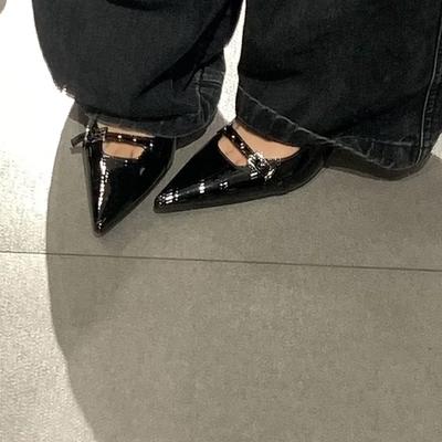 2024 Новые женские летние босоножки с заостренным носком черного цвета на тонком каблуке с пряжкой в одну линию